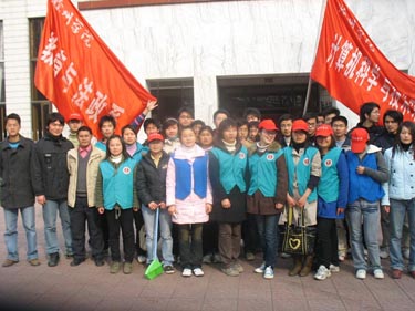 计算机系与法政系青年志愿者一同前往老年大学开展志愿服务活动